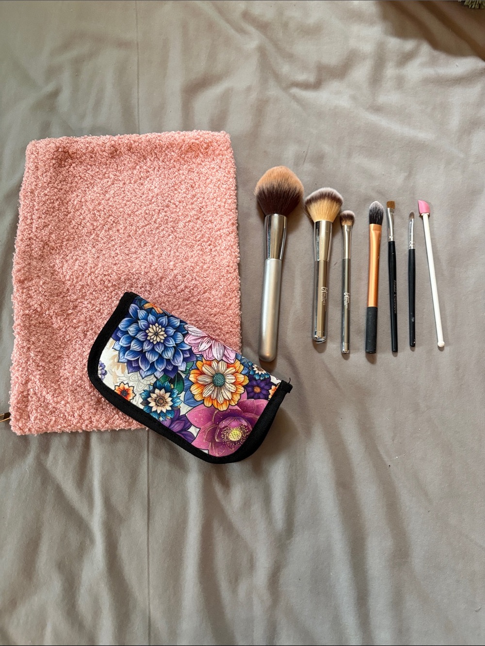 Assorted make-up brushes/bags
